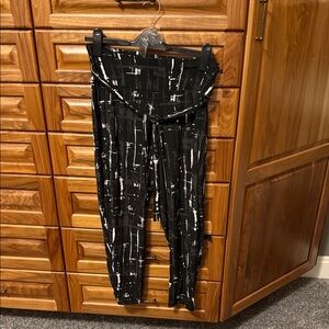 Sympli Black and White Abstract Women's Cropped Pants